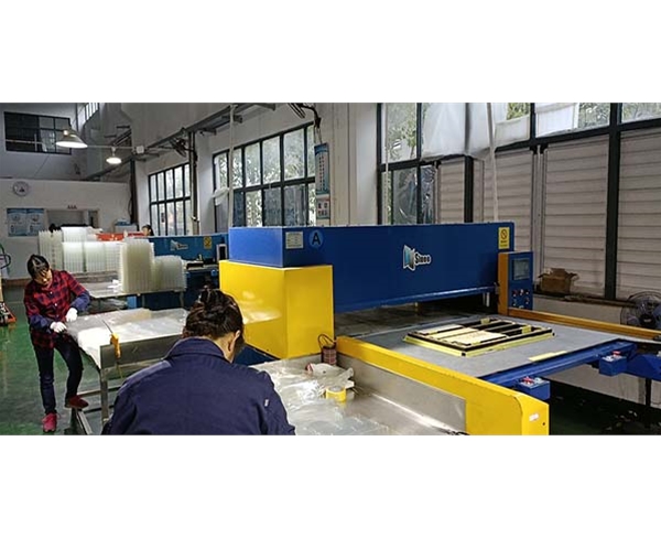 吸(xi)塑車間一角