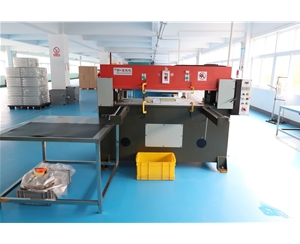 吸(xi)塑包裝(zhuang)生産車(chē)間