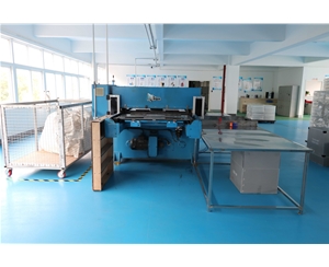 吸(xi)塑包裝(zhuāng)生産車(chē)間