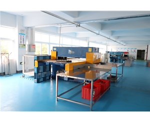 吸(xi)塑包裝(zhuang)生産車(che)間