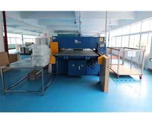 吸(xi)塑包裝(zhuāng)生産車(chē)間