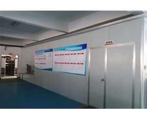 吸(xi)塑包裝(zhuāng)生産車(che)間