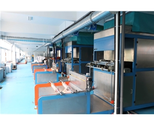 吸(xī)塑包裝(zhuāng)生産車(che)間