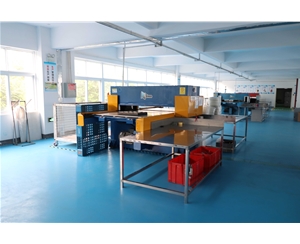 吸(xī)塑包裝(zhuāng)生産車(chē)間